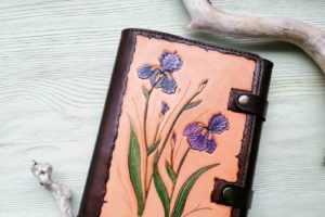 Ежедневник с весенним декором из натуральной кожи