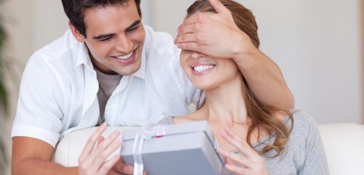 Как заставить мужчину дарить подарки? 4 Man giving woman gift