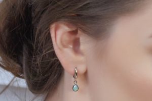 Миниатюрные серьги на девушке