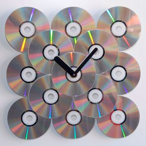 Оригинальные часы из DVD в подарок