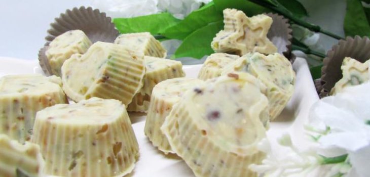 Конфеты из белого шоколада с орехами и цукатами