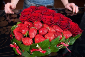 Сердце из клубники и цветов