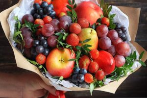 Букет из ягод и фруктов