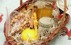 Корзина с фруктами и орехами