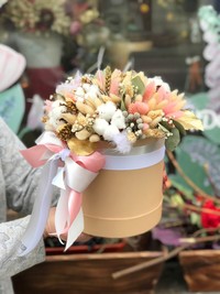 Шляпная коробка с цветами